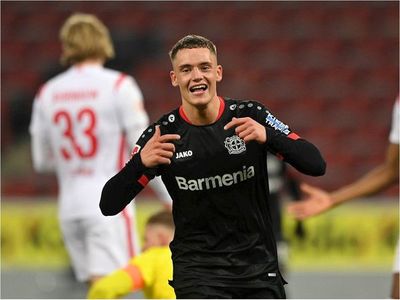 El Leverkusen golea y sigue líder