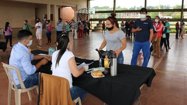 Familias relocalizadas por Yacyretá reciben bonos por fin de año en Itapúa