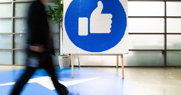 La Nación / Duelo entre los gigantes tecnológicos Facebook y Apple sobre la transparencia