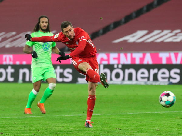El Leverkusen golea y sigue líder y el Bayern gana con doblete de Lewandowski