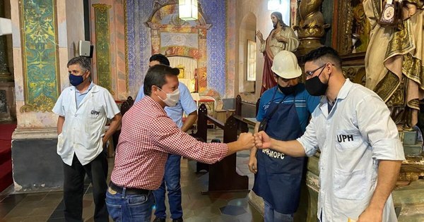 La Nación / Técnicos del MOPC y vecinos del barrio trabajan por el retablo de la iglesia de Trinidad