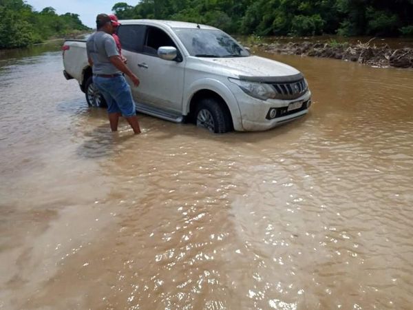 Vehículos y tractor varados en comunidad anegada de Concepción - Nacionales - ABC Color