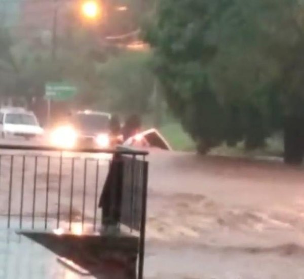 Crónica / El agua arrastró camios hasta una feroz cuneta