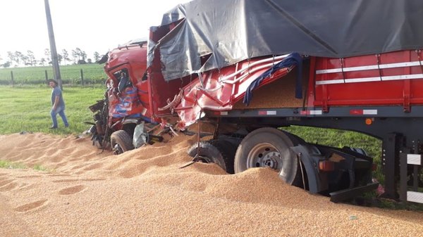 Crónica / Terrible choque entre camiones deja muertos