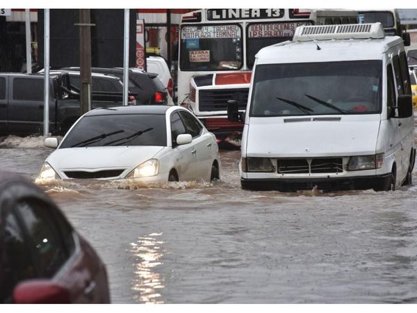 Lluvia de más de 90 mm en horas inundó casas y arrastró vehículos