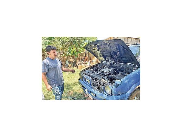 Adicto prende fuego a camioneta del vecino