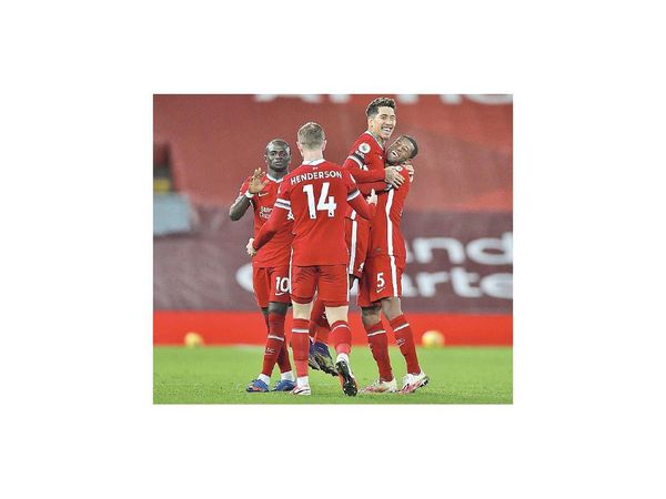 Liverpool gana y domina la Premier League en soledad