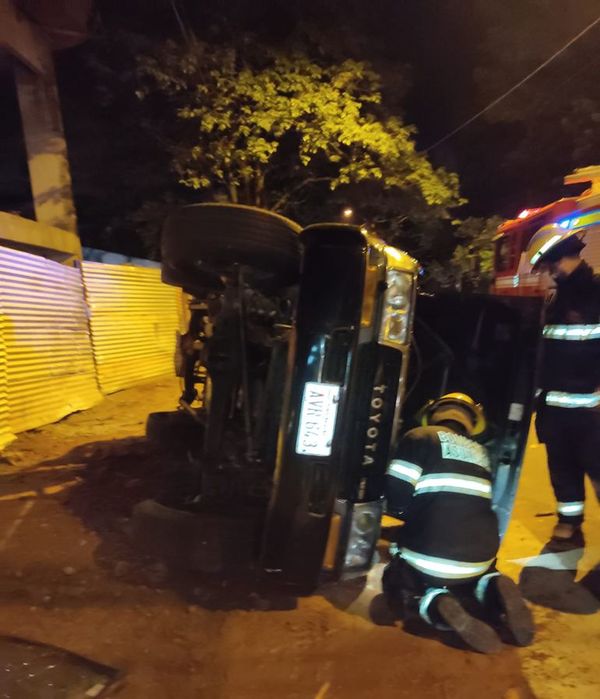 Conductores resultaron ilesos tras choque y vuelco en Asunción - Nacionales - ABC Color