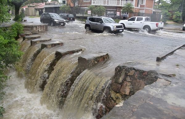 Riesgosa jornada de lluvias para los conductores y peatones en Capital - Nacionales - ABC Color