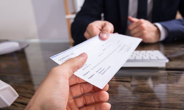 Reducción de cheques sin fondos refleja leve mejora en capacidad de pago