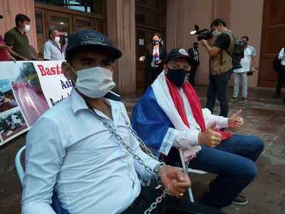 Intendente y concejales de Mbaracayú se encadenan frente a Hacienda en protesta por falta de asfalto