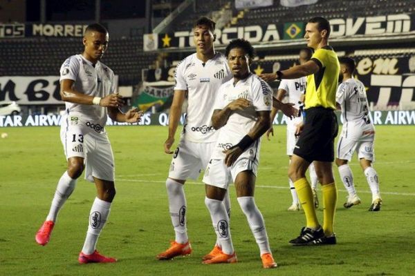 Santos aplasta a Gremio y avanza a semifinales