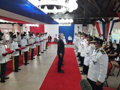Abdo entregó bastón de mando a nuevos generales y almirantes » Ñanduti