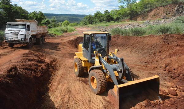 Realizan reparaciones de caminos en San Joaquín - Noticiero Paraguay