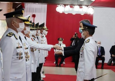 Presidente entrega bastón de mando a nuevos generales y almirantes
