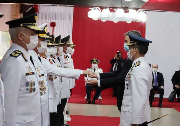Presidente entregó bastón de mando a generales y almirantes - El Trueno