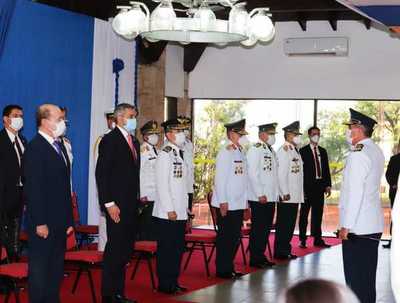 Presidente Abdo entregó bastón de mando a generales y almirantes