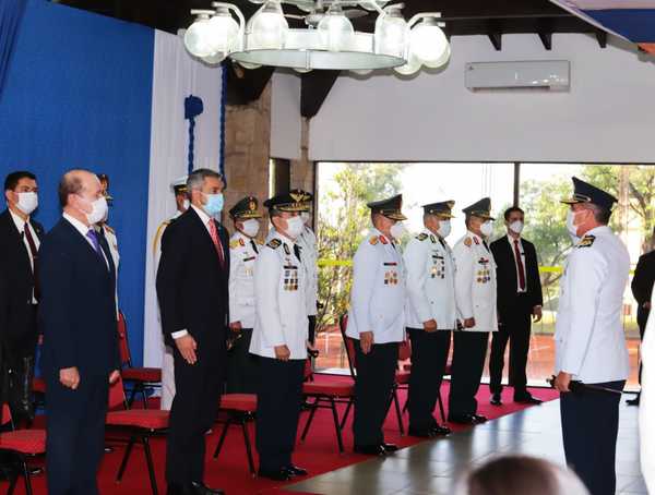 Presidente Abdo entregó bastón de mando a generales y almirantes