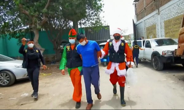 Vestidos de Papá Noel y elfos, agentes de policía en Perú ejecutan una redada antidrogas » Ñanduti