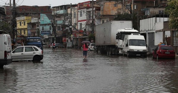 La Nación / Fuertes lluvias dejan al menos 10 muertos en el sur de Brasil
