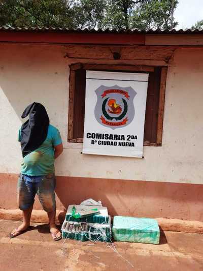 Atrapan a sujeto que transportaba droga en auto remolcado