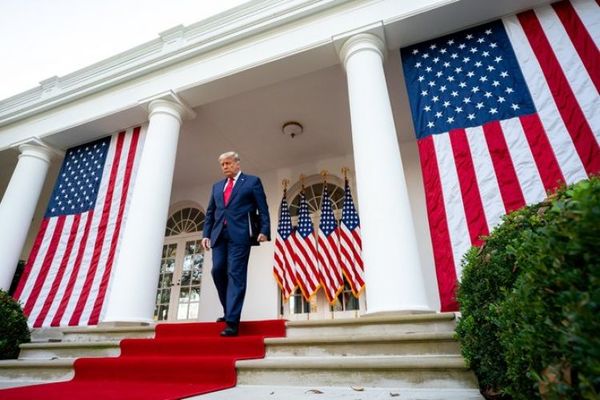 Trump les dice a sus asistentes que se negará a dejar la Casa Blanca