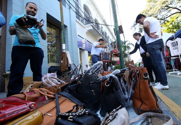 Ventas informales: 6 de cada 10 paraguayos compra productos en la calle