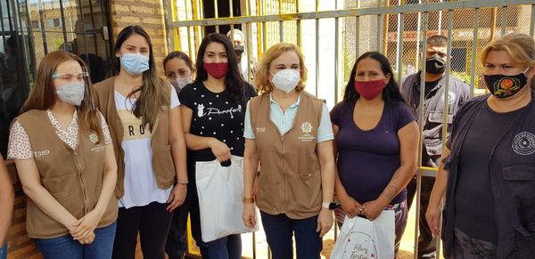 Despacho de Primera Dama trajo regalos a presos de Misiones - Nacionales - ABC Color