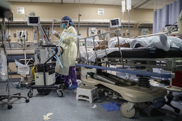 Estados Unidos registró un triple récord de casos, muertes y hospitalizaciones