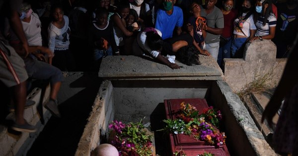 La Nación / El doloroso adiós a 28 migrantes venezolanos que naufragaron