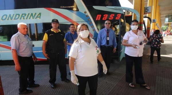 Viajes al interior podrían poner en riesgo a familias enteras, pero cuarentena total ya no es viable
