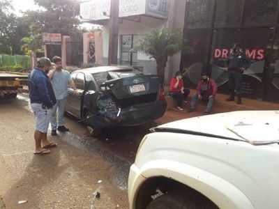 Conductor ocasiona accidente múltiple tras chocar a patrullera de la Policía