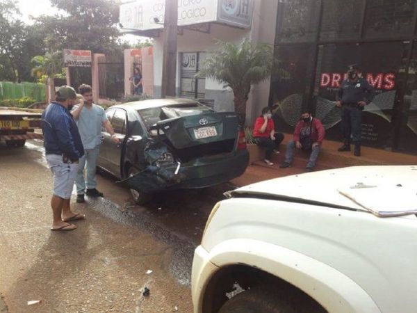 Conductor ocasiona accidente múltiple tras chocar a patrullera de la Policía