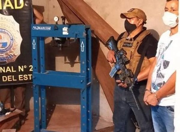 Desbaratan laboratorio e incautan prensa de 30 ton para compactar cocaína