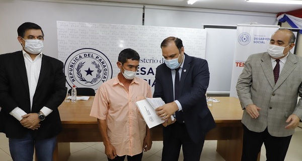 MDS: 26 nuevas familias acceden a la seguridad jurídica por sus tierras - Noticiero Paraguay