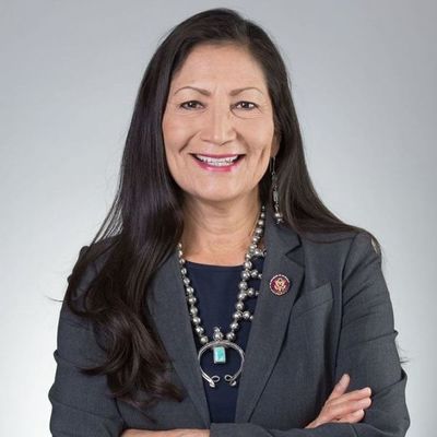 Biden elige diputada indígena para encabezar el Departamento del Interior