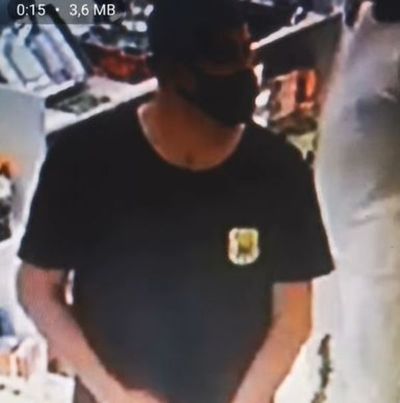 Cliente fue filmado con su “asunto” en la mano en un local comercial de Luque