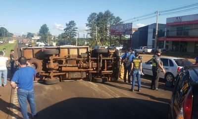 Conductor lesionado tras vuelco de vehículo