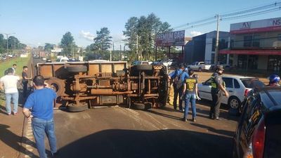 Aparatoso vuelco de camión que transportaba electrodomésticos - ABC en el Este - ABC Color
