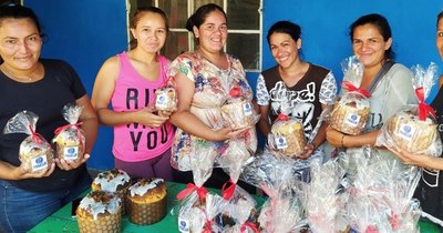 La Nación / Mujeres de ollas populares hornean panes dulces y los venden para mantener a sus familias