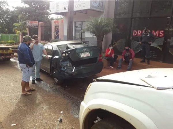 Chocó contra patrullera y contra otros 2 vehículos más | Noticias Paraguay