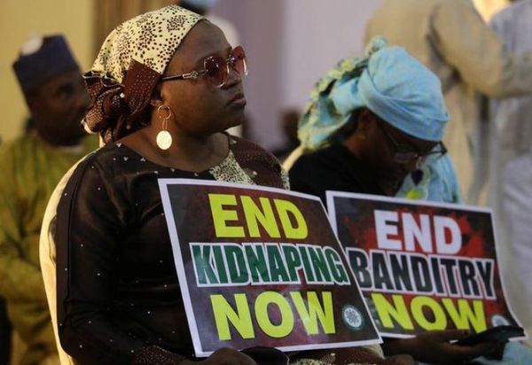 Más de 340 escolares nigerianos secuestrados son liberados