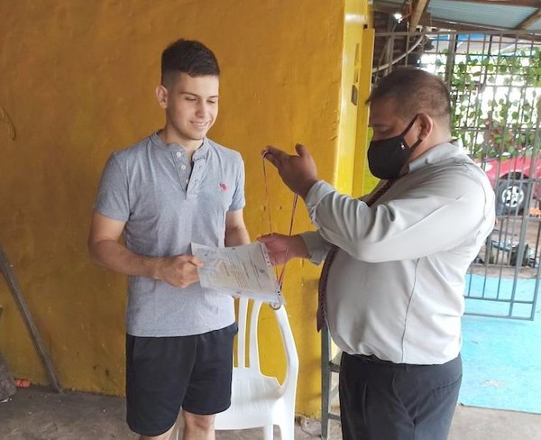 Crónica / No fue a su egreso y el dire le llevó el título