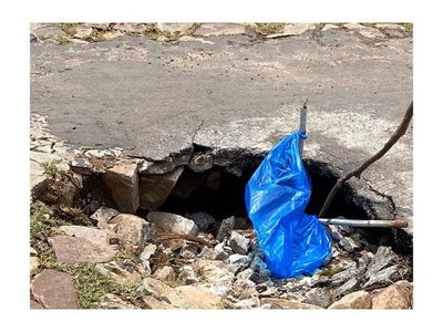 Quejas por enorme bache en barrio Carmelitas e inaccion municipal