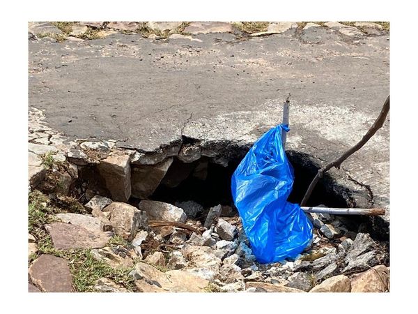 Quejas por enorme bache en barrio Carmelitas e inaccion municipal