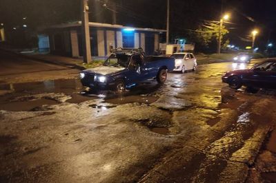 Intransitable y destrozada avenida Avelino Martínez necesita reparación  - Nacionales - ABC Color