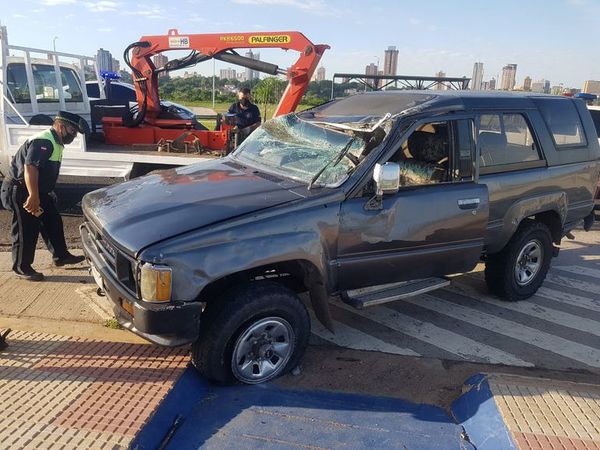 Camioneta vuelca en la Costanera de Asunción - Nacionales - ABC Color