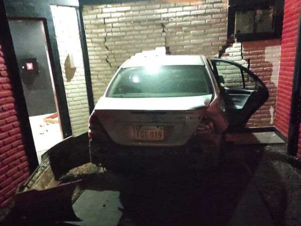 Entró todito: aceleró y echó la pared del motel