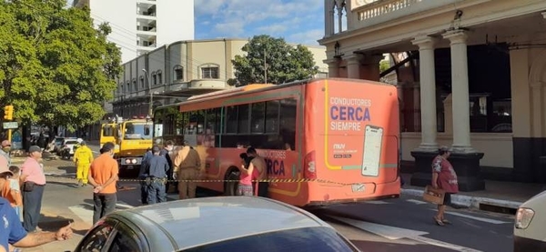 HOY / Joven embarazada muere tras ser arrollada: bus de línea 12 habría cruzado en rojo