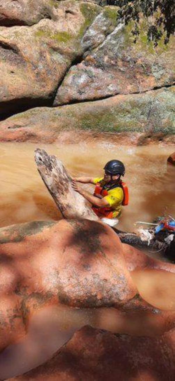 Bombero queda herido en búsqueda de joven arrastrado por raudal – Prensa 5